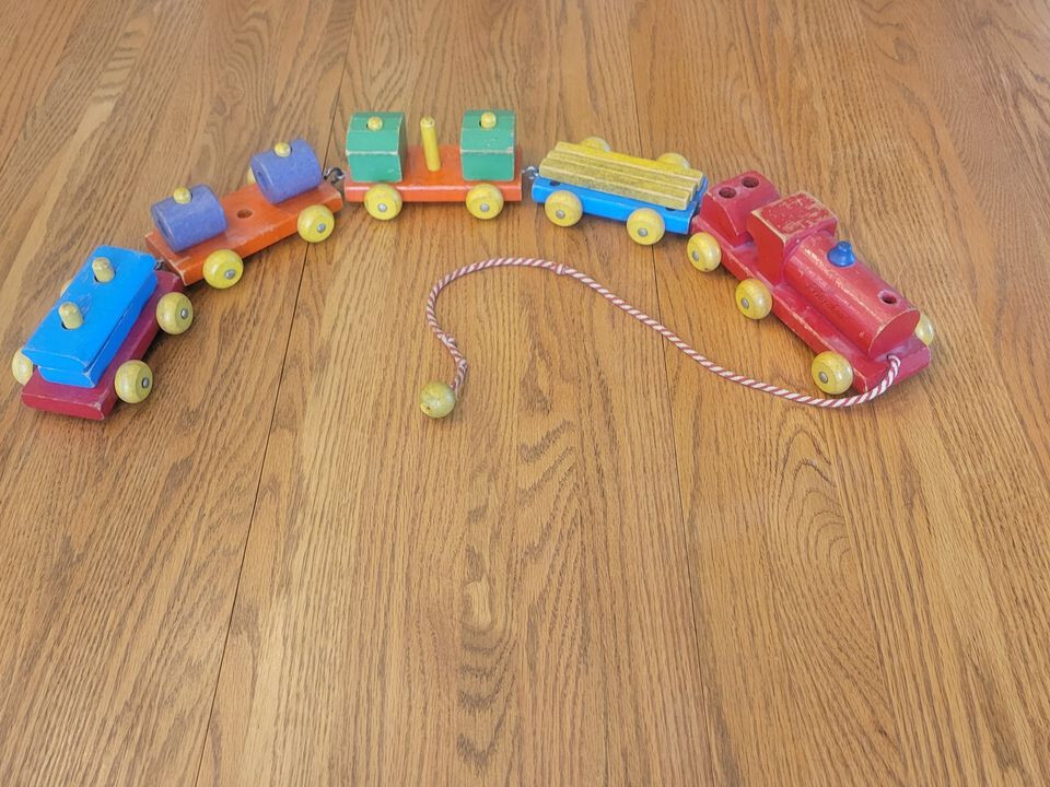 VINTAGE PLAYSKOOL WOODEN TRAIN PULL TOY