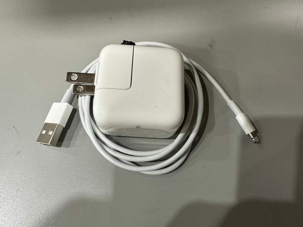 Apple 12w USB Charger Adapter for iPhones with lightning cable included