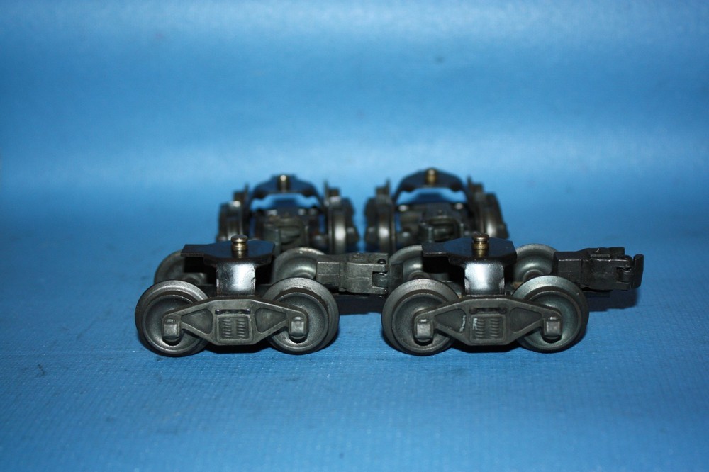 Lionel – POSTWAR STAPLE END  TRUCKS   2 PAIR EX  condition