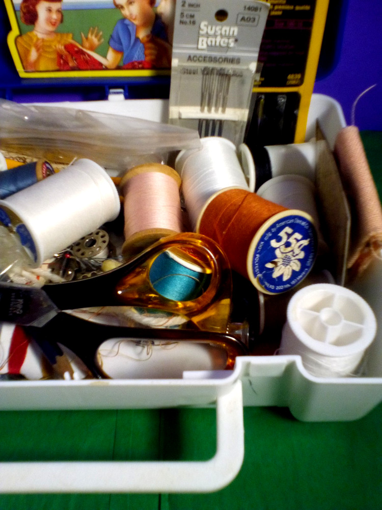 Miscellaneous Sewing Box Vintage Threads & Notions