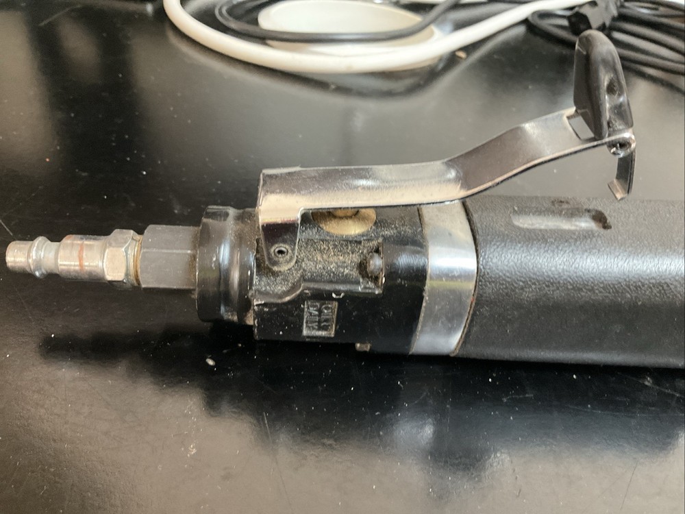 PNEUMATIC SCREWDRIVER