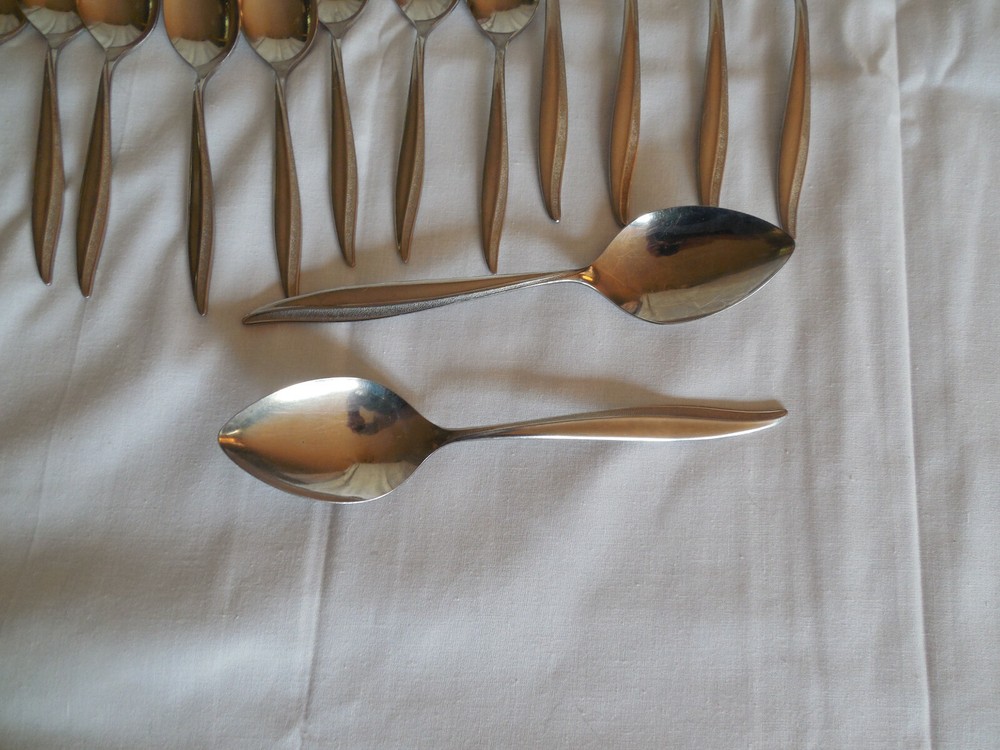 Oneida craft deluxe stainless flatware Textured 35 pcs