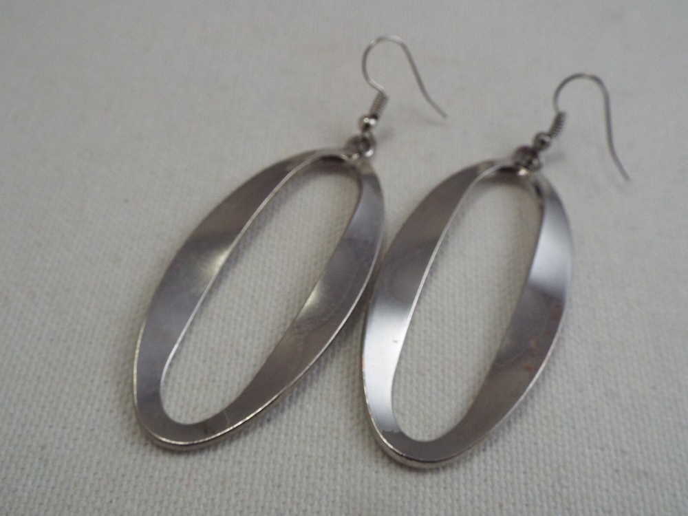 Silvertone Oval Ring Pierced Earrings (D59)