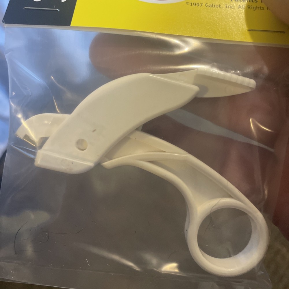 Staple Shark Staple Remover Galiot White
