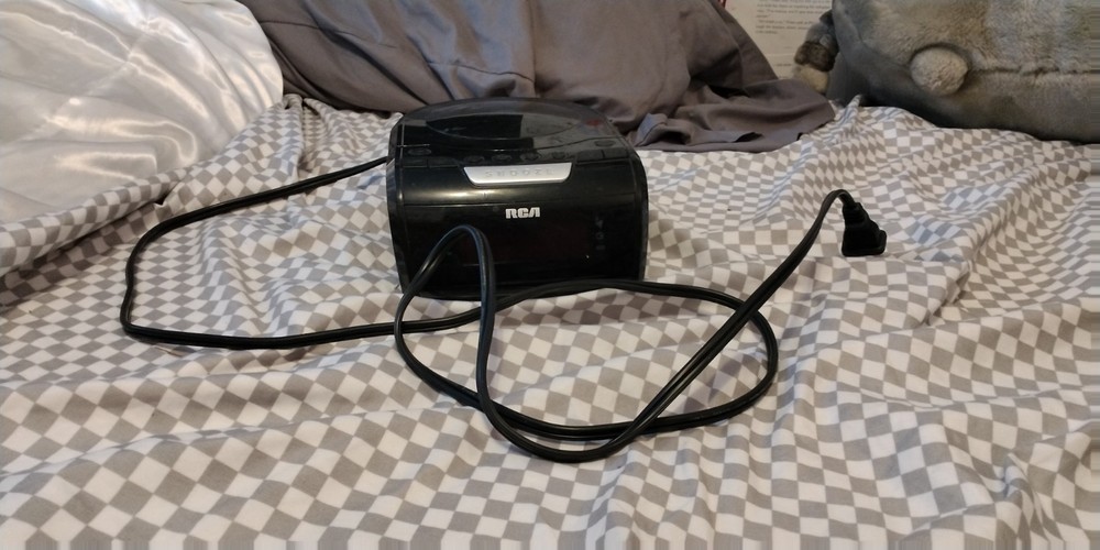 Compact Disc Digital Audio CD Clock and Radio Player