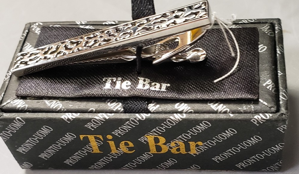 Tie Bar - Silvertone NEW in box --- Classic looks!