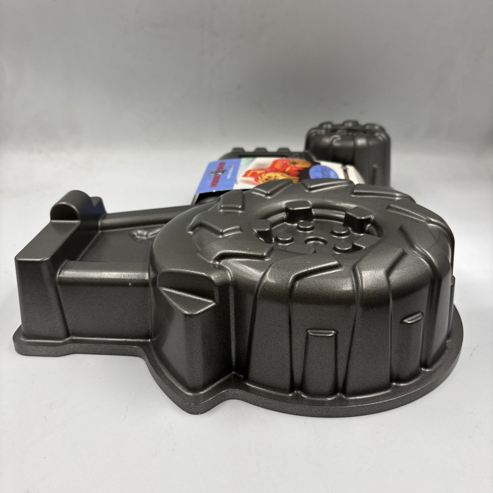 Nordic Ware Tractor NWT Procast bakeware Cakelet Pan