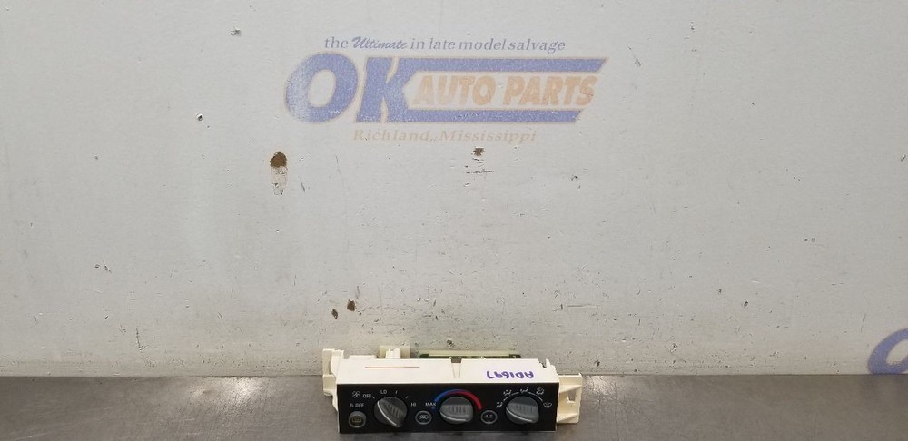 98 CHEVY SUBURBAN 2500 DASH MOUNTED AC TEMPERATURE HVAC CONTROL PANEL