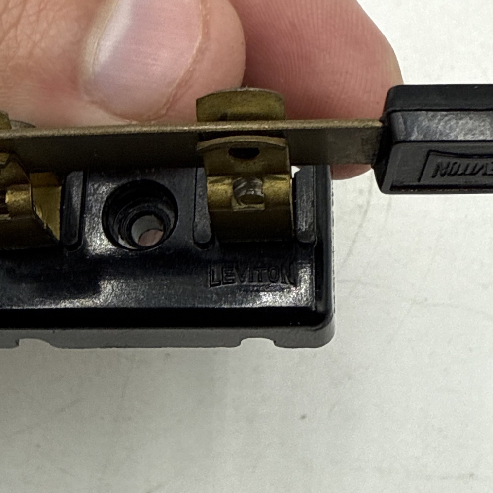 VINTAGE LEVITON BAKELITE SINGLE POLE DOUBLE THROW KNIFE SWITCH