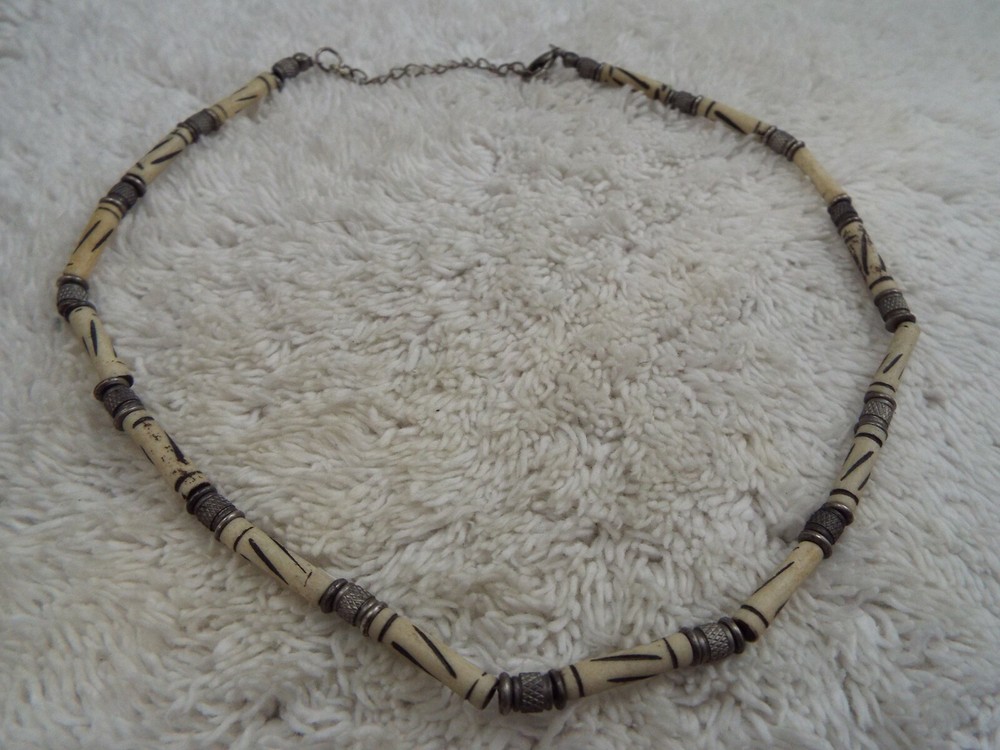 Silvertone Cream Bead Necklace (B15)