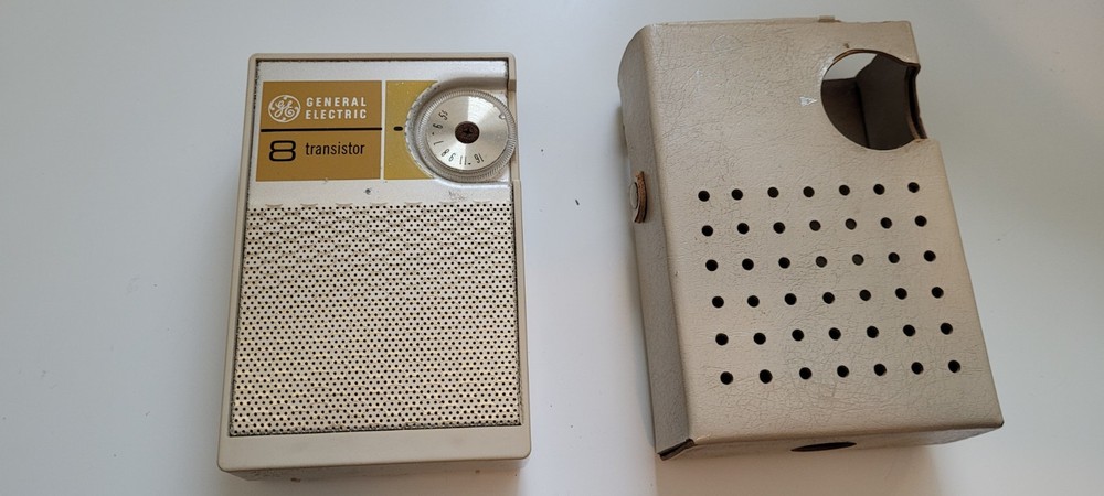 Vintage 1960s General ElectricTransistor Radio