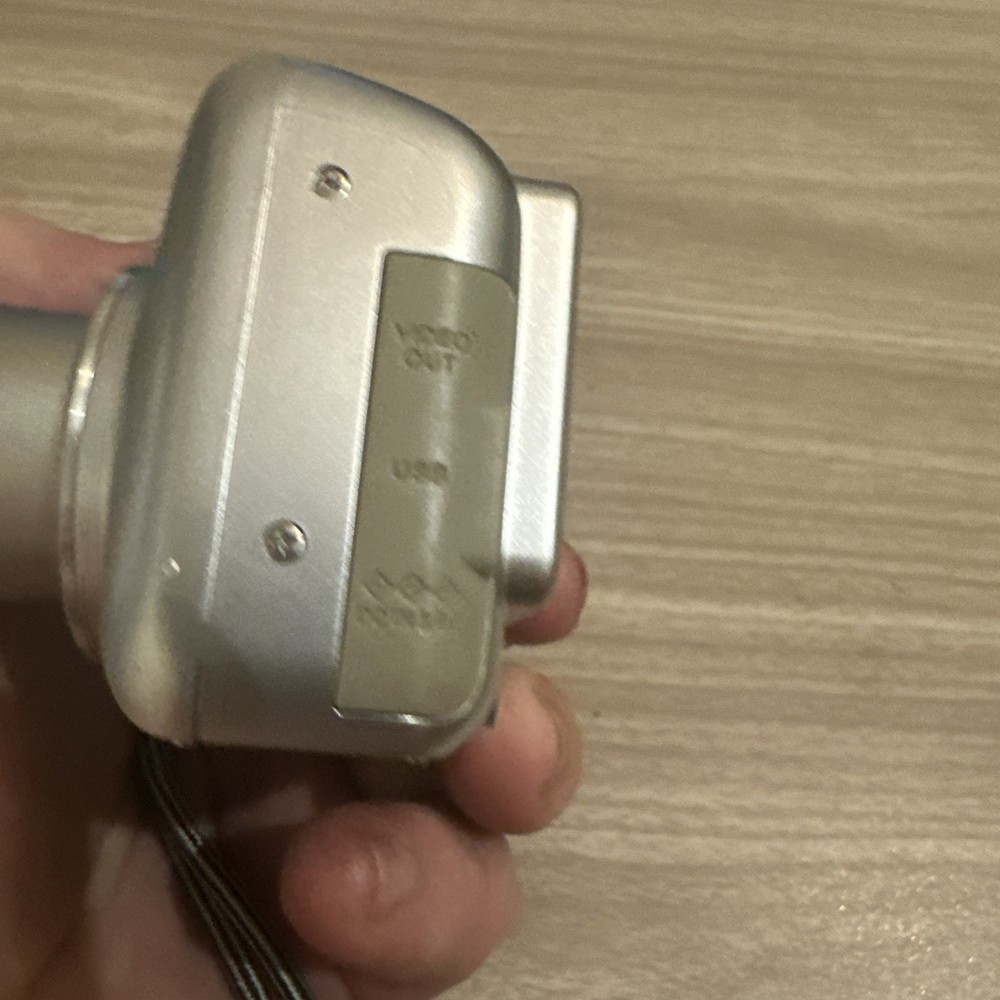 Olympus FE-100 4.0MP Compact Digital Camera Silver read description