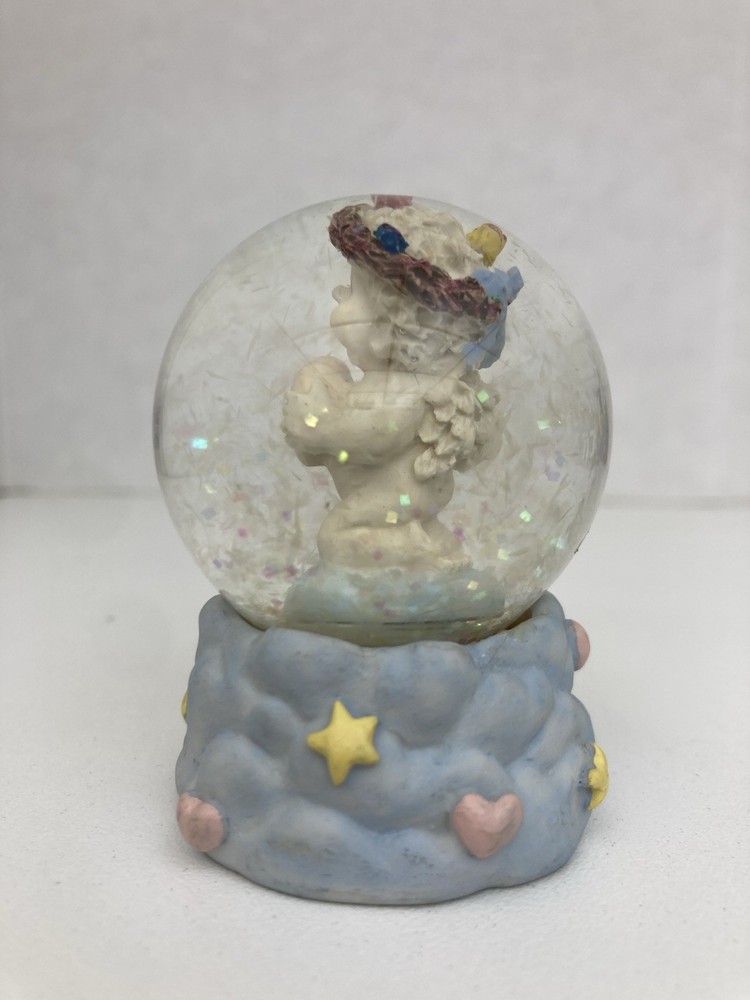Angel with heart Snow Globe