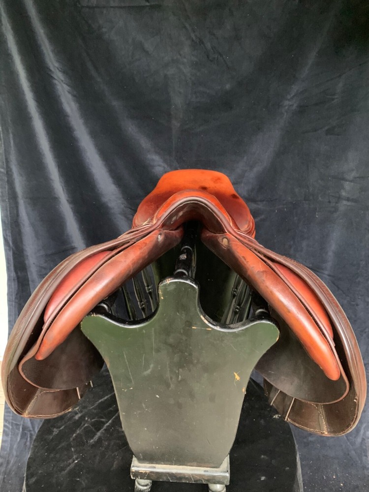 17.5" L. Bierry Biarritz Artemis saddle. Standard flaps.