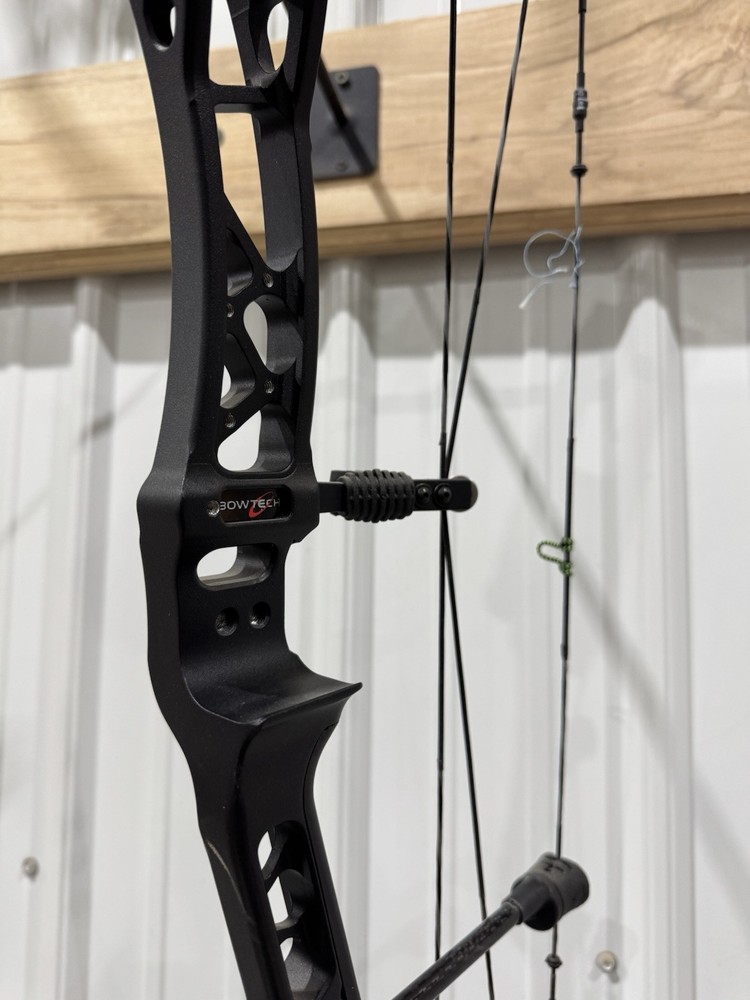 Bowtech CP28, RH, #70, 24.5"-30" DL, Black