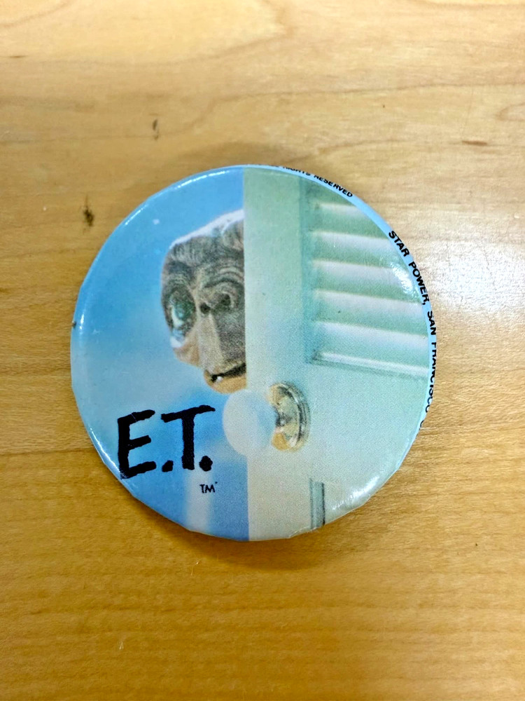VTG 1982 E.T. Closet ET The Extra Terrestrial Pin Pinback Button 2.25"