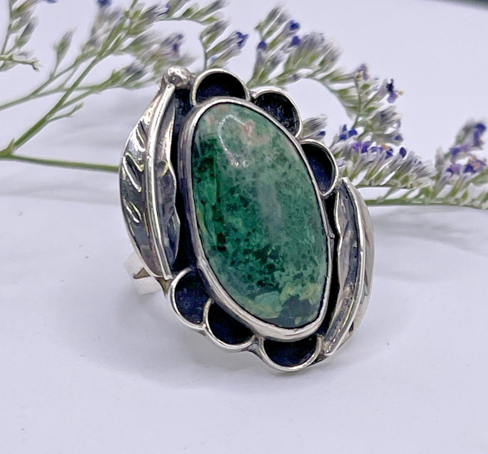 Sterling Silver Green Stone w/ Feathers Ring Sz 7