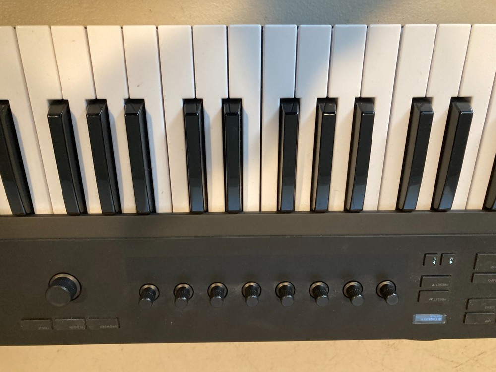 KOMPLETE KONTROL A49 MIDI CONTROLLER