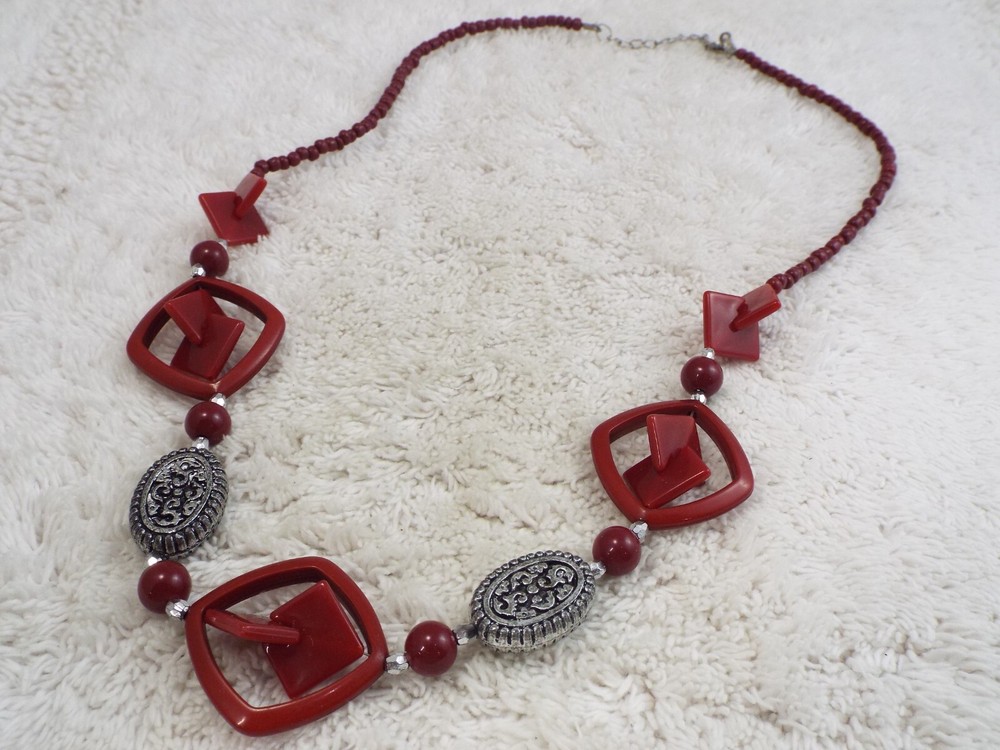 Silvertone Red Bead Necklace (C76)