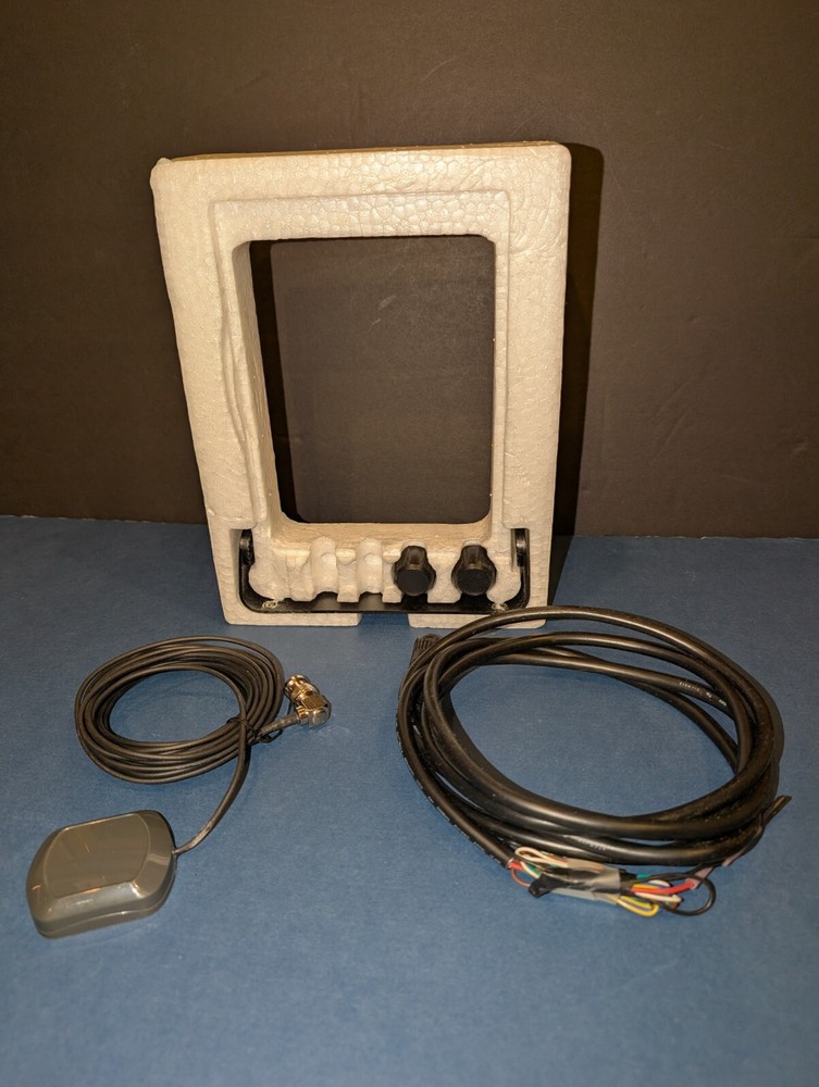 Garmin ChartPlotter GPSMAPP 210 + Mount Bracket And Cables *Untested