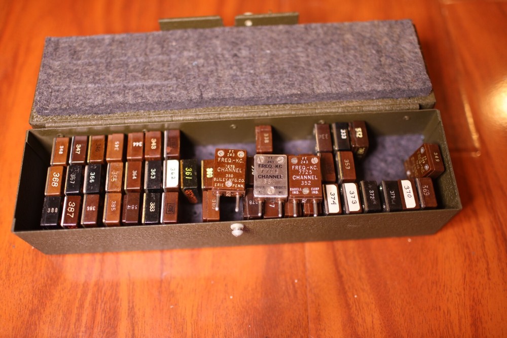 Signal Corps CS-137 Case w/ Frequency Quartz Crystals