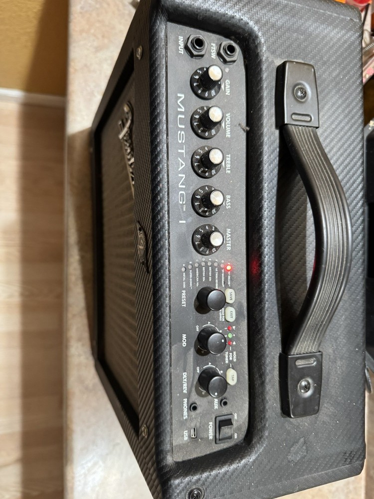 FENDER MUSTANG 1 AMPLIFIER