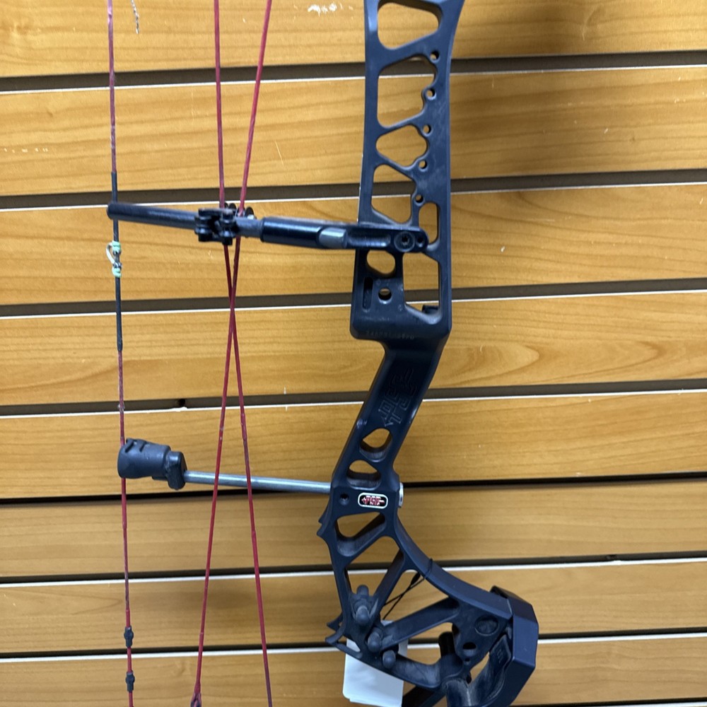 Item 3651 - PSE Archery Compound Bow - Evolve - 25”-30 1/2” DL - 70# - RH