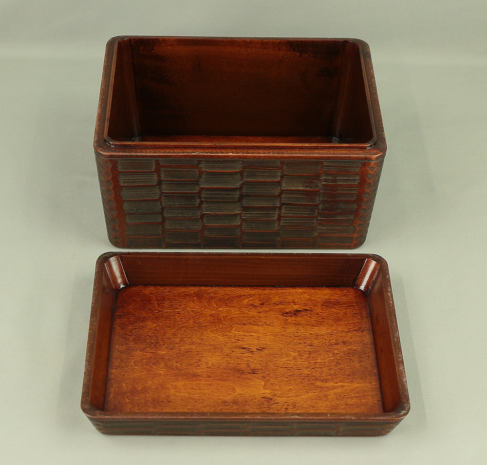 一峰 Ippo 'Orchid' Sanuki Lacquer Carving Square Box VA416