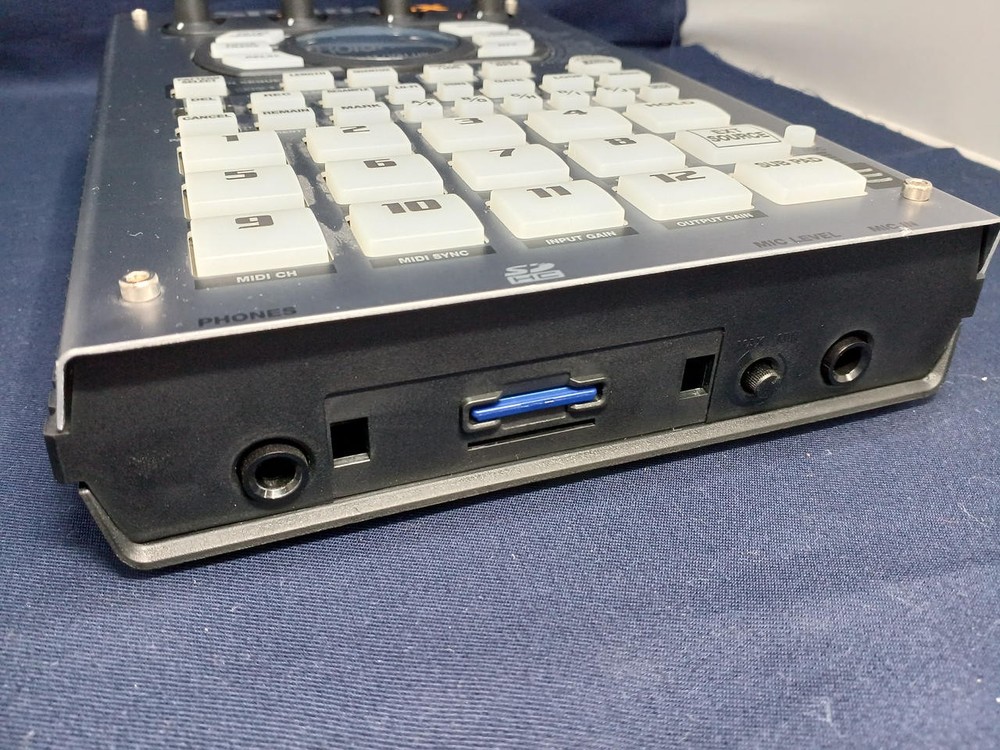 Roland SP-404SX Linear Wave Sampler 12 Polyphony 29 Effects SD Card & AC Adapter