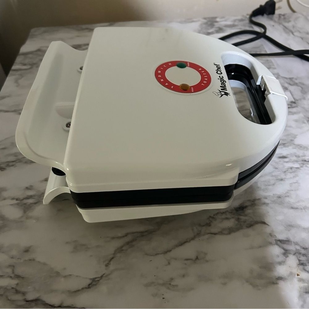 Cool touch sandwich toaster Non-stick coating, cool touch magic chef