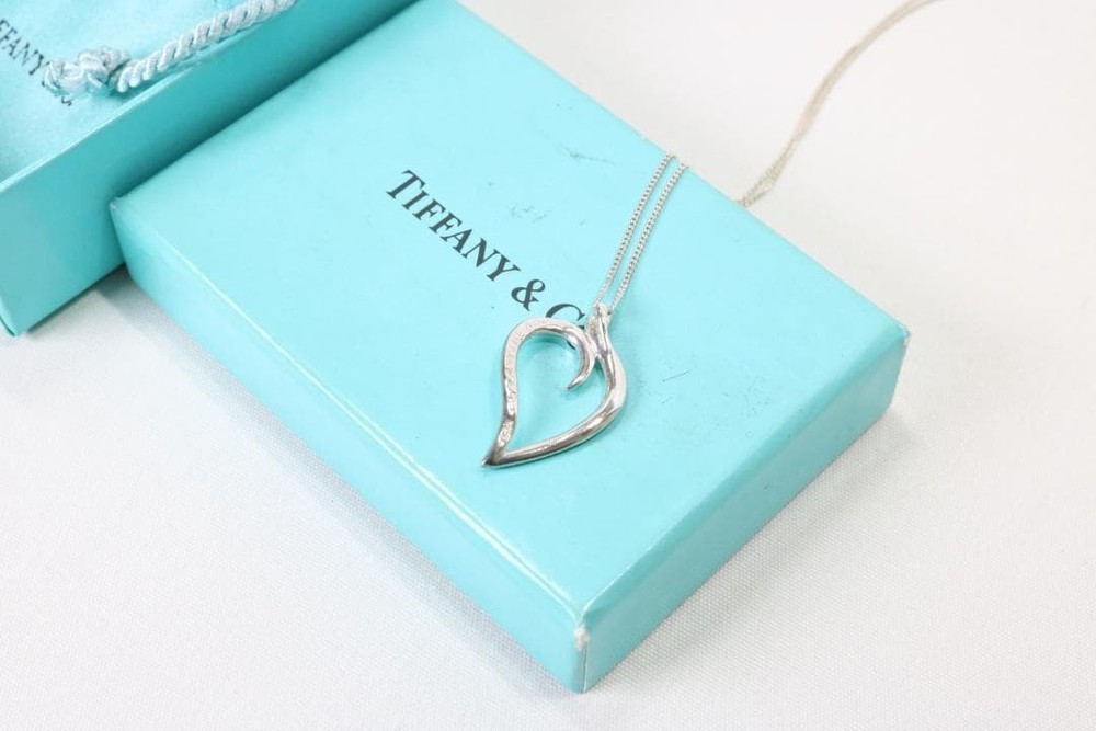 Excellent condition Tiffany & Co. Open Leaf Silver Necklace with Box