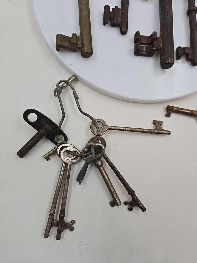 16 Skeleton Keys Various Styles And Sizes