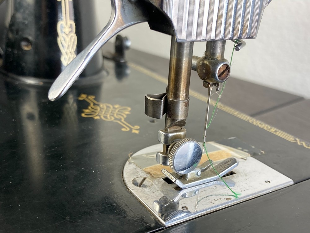 1950 Singer Featherweight 221 Sewing Machine / Case Accessories Attachments