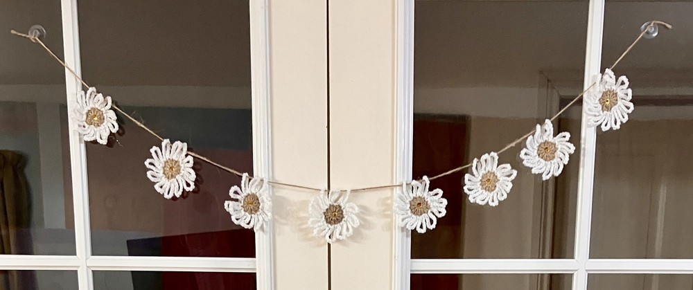 🌸NEW Hand Crochet sparkly daisy Jute Rustic Bunting Window SPRING sequins Gift