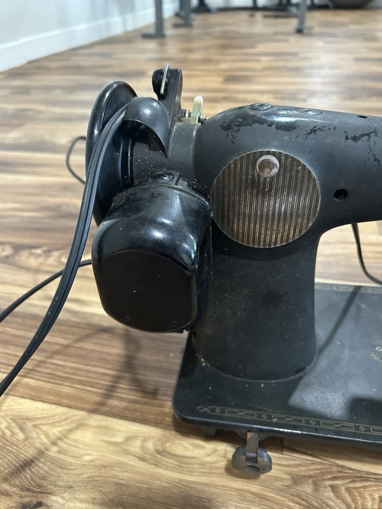 VINTAGE 40’s 50’s SINGER Sewing Machine