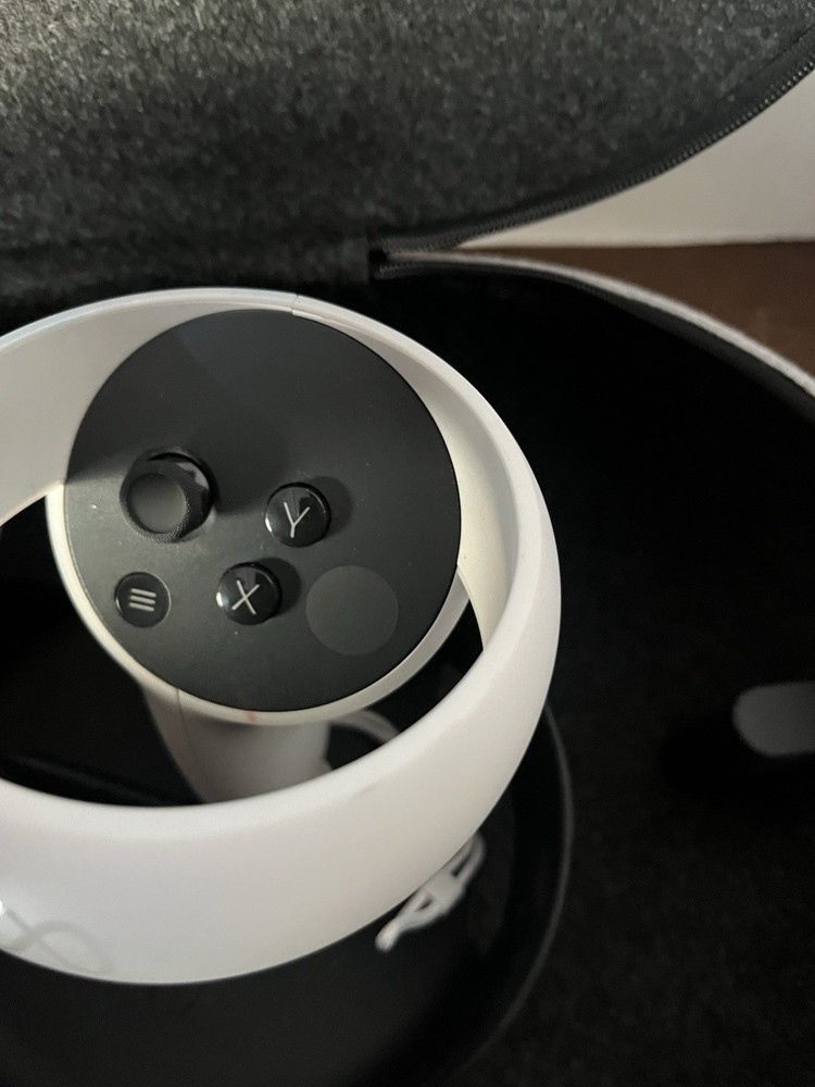 Meta Oculus Quest VR Controllers Left & Right W/case Powers On /No Further Testi