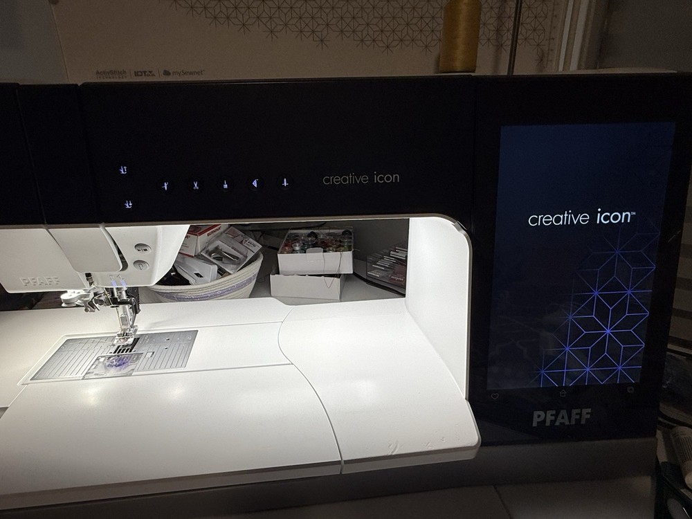 Pfaff Creative Icon 1 Sewing / Embroidery machine w/upgraded Embroidery Module