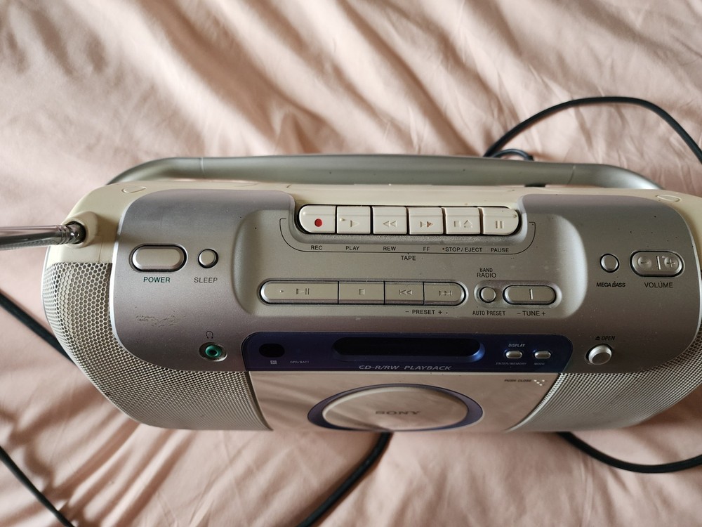 Sony CFD-E100 CD & AM/FM Radio & Cassette Player/Recorder Read description