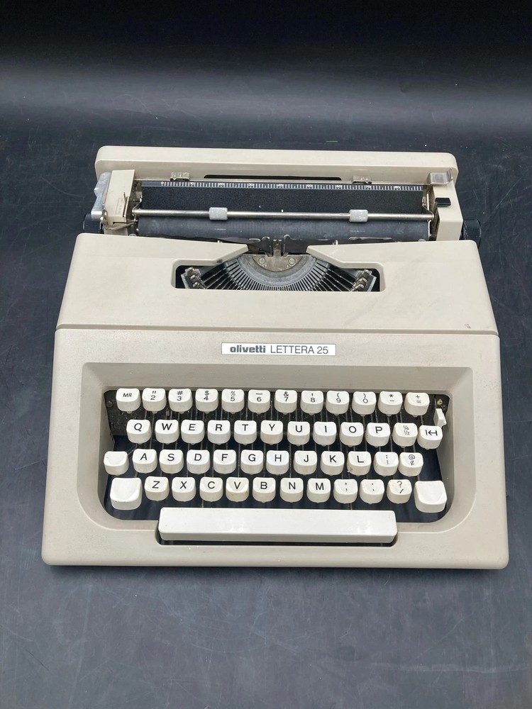 Olivetti Lettera 25 Manual Typewriter W/ Case