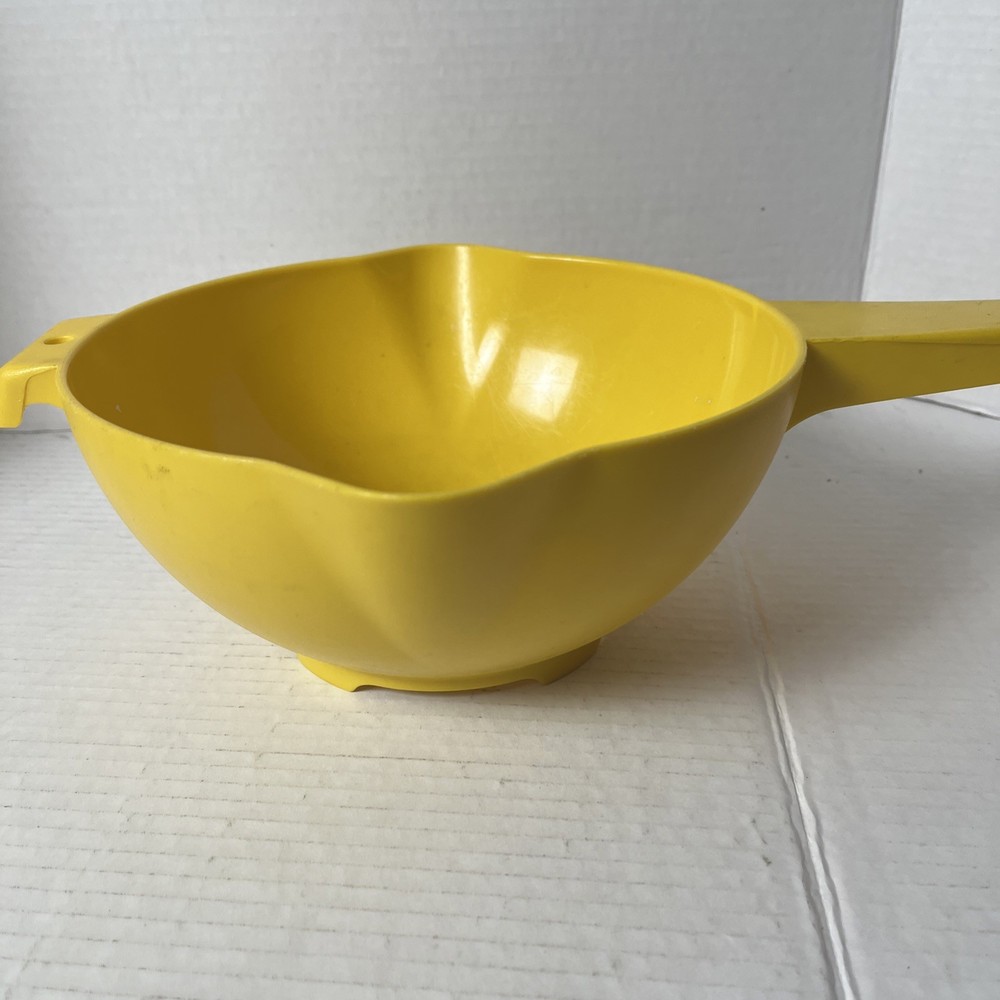 Vintage TUPPERWARE 2 Quart Yellow Colander Strainer Handle #1523 MCM Kitchenware