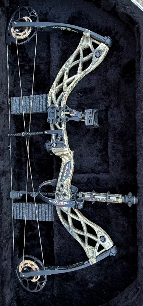 BOWTECH CARBON ICON right-handed compound bow package with case+MANY accessories