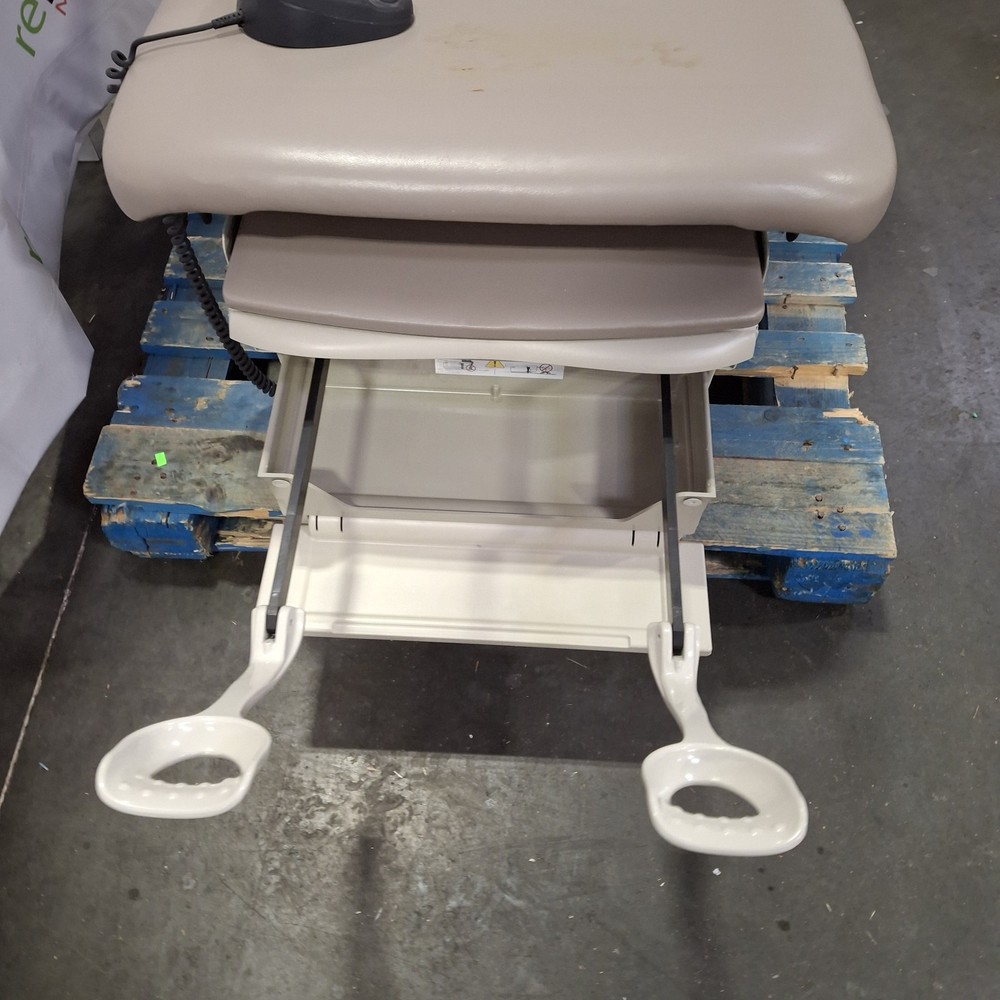 Midmark 623 Barrier Free Power Exam Table