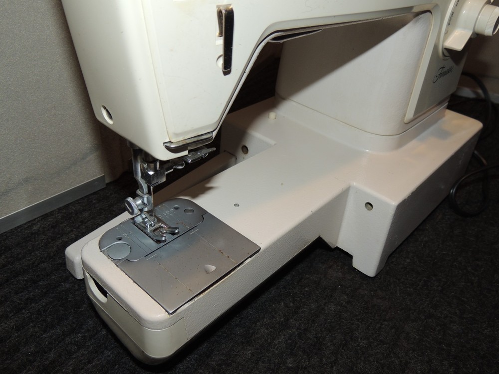 Finesse 834 Sewing Machine