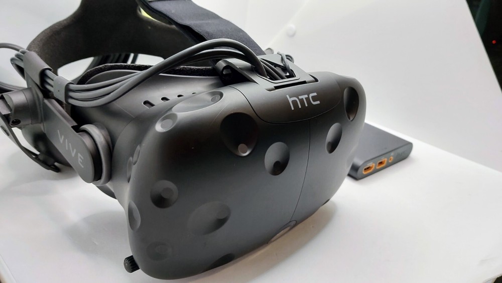🔥 HTC VIVE Virtual Reality VR Headset w/ Pro Deluxe Audio 🔥 + Linkbox + Cables