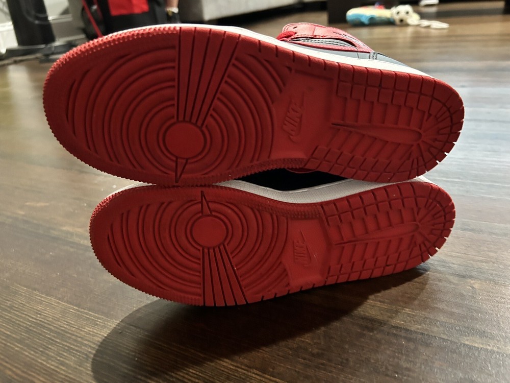 Size 5 Y- Jordan 1 Mid Banned