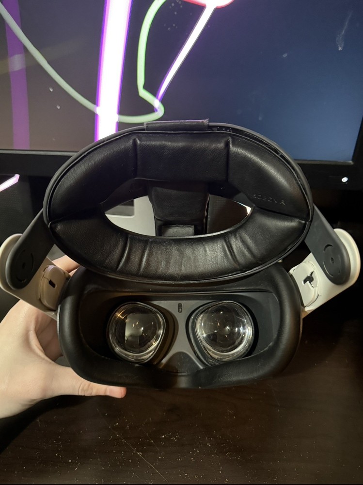 Oculus Quest 1 Virtual Reality Headset (No Controllers, with Head Strap) Used