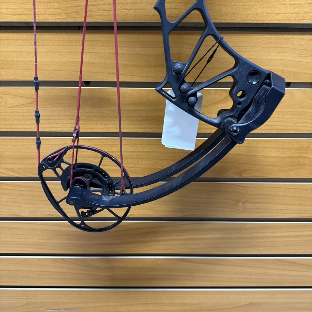 Item 3651 - PSE Archery Compound Bow - Evolve - 25”-30 1/2” DL - 70# - RH