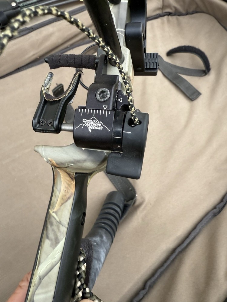 Bowtech Diamond Razor Edge Compound Bow - 60 Pounds RH. With Soft Case +