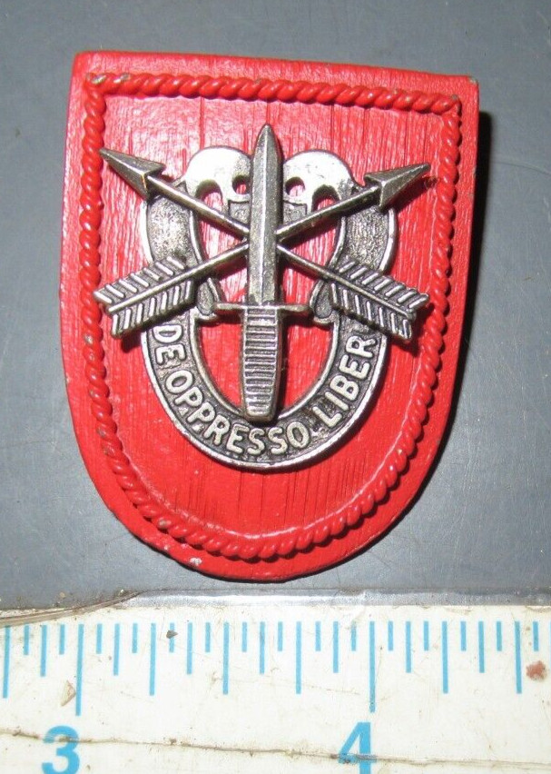 Vintage US Army 7th Special Forces Group Pin Button
