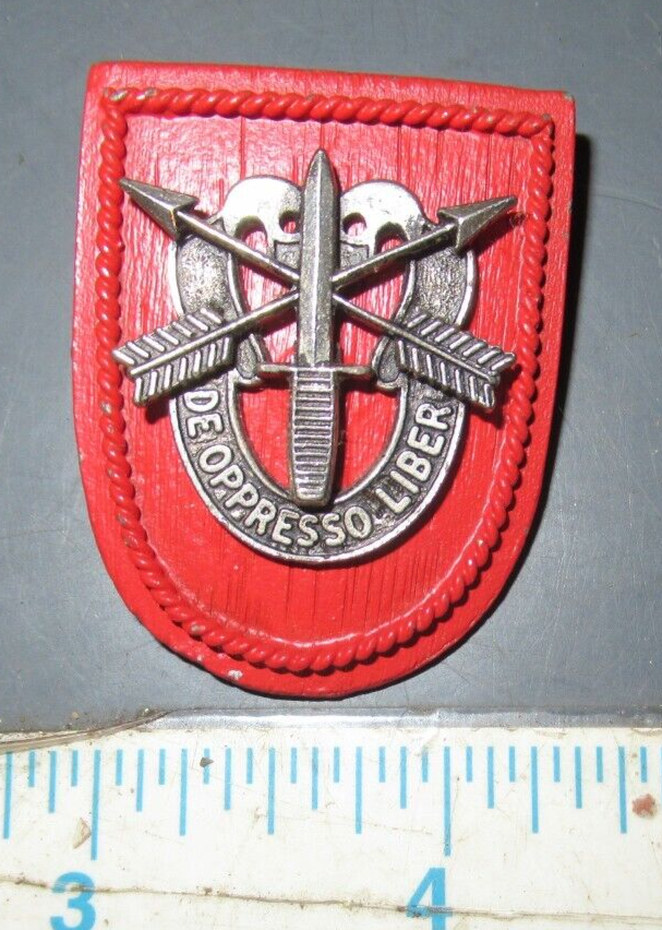 Vintage US Army 7th Special Forces Group Pin Button